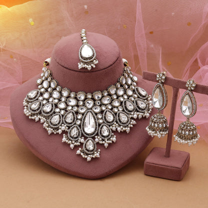 Weißes Kundan-Halsketten-Set für zeitlose Eleganz zu Ethno-Outfits
