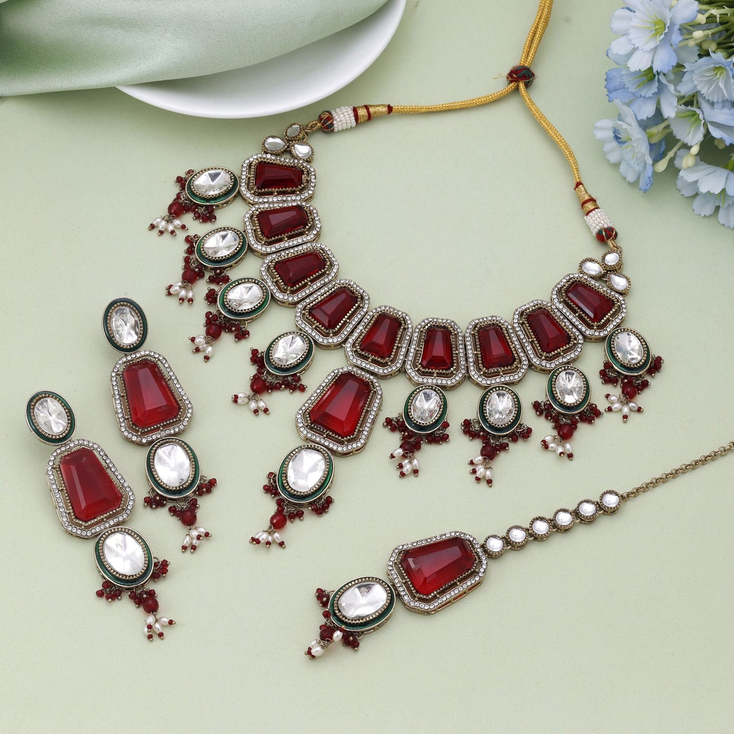 Maroonfarbenes Kundan-Halsketten-Set mit klassischem indischen Festtagsdesign