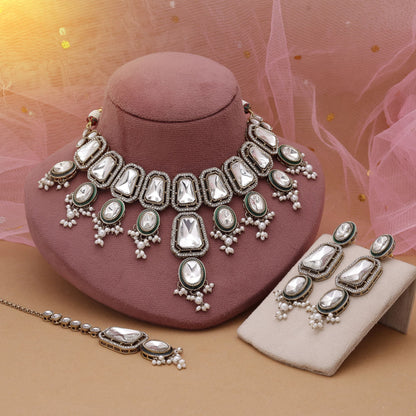 Weißes Kundan-Halsketten-Set für elegante, kulturelle Anlässe