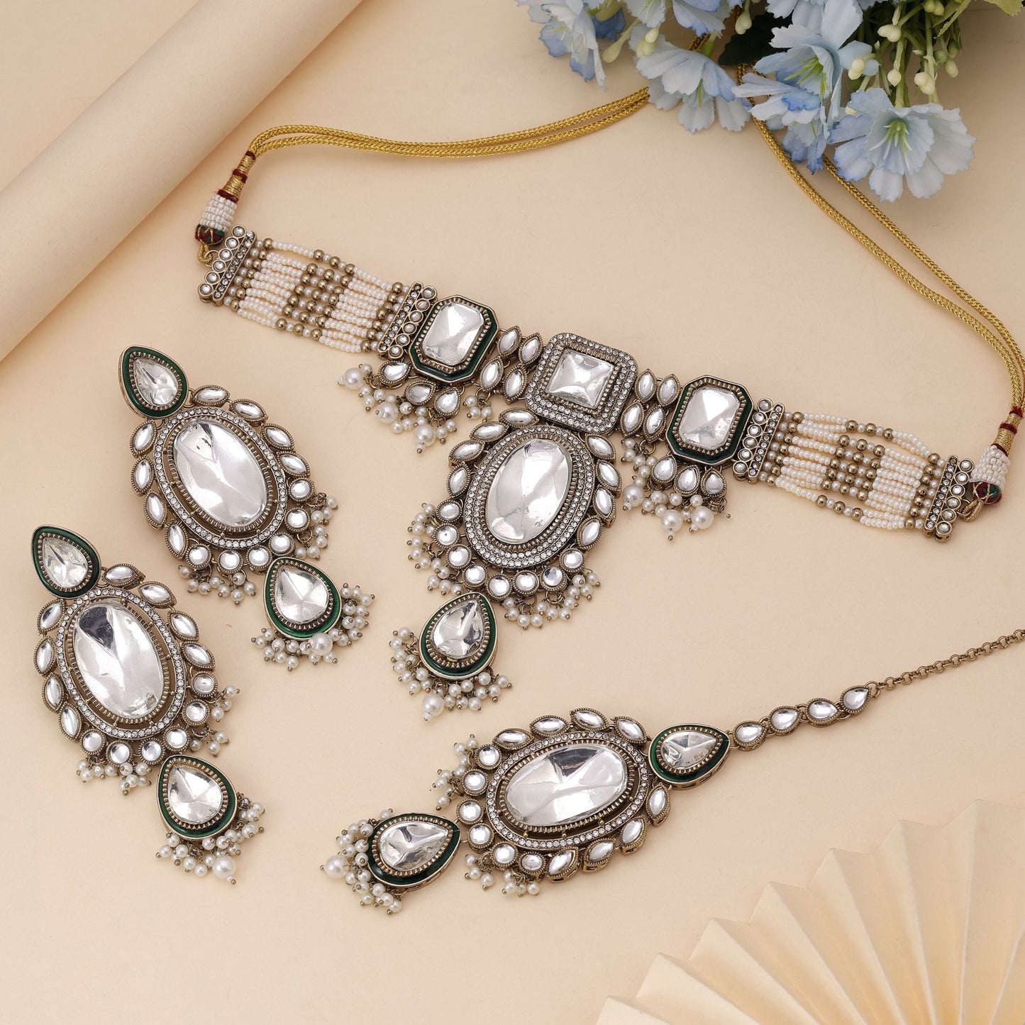 Weißer Choker-Kundan-Halskette mit klassischer ethnischer Eleganz