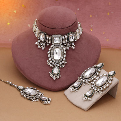 Weißer Choker-Kundan-Halskette mit klassischer ethnischer Eleganz