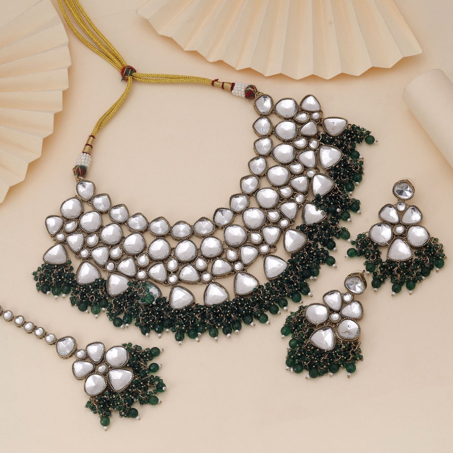 Grüne Kundan-Halskette mit traditioneller Handwerkskunst und elegantem Finish
