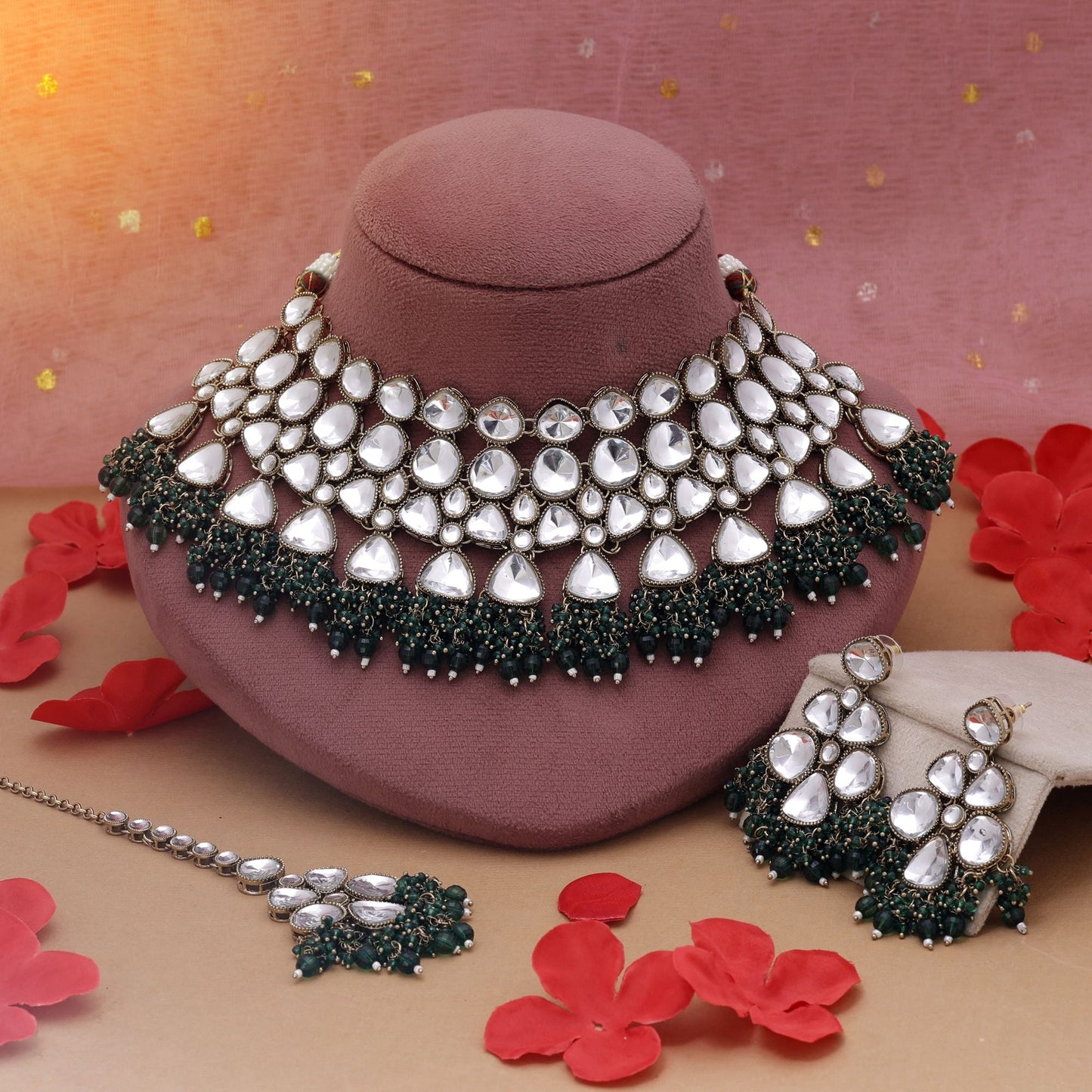 Grüne Kundan-Halskette mit traditioneller Handwerkskunst und elegantem Finish