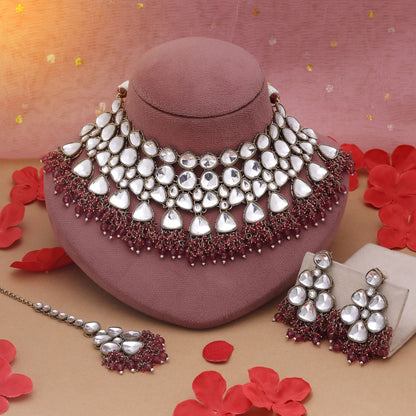 Maroonfarbenes Kundan-Halsketten-Set im traditionsreichen Stil