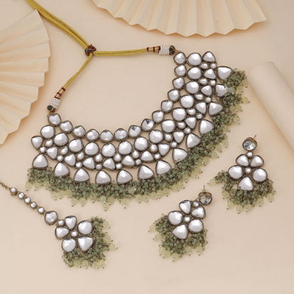 Pistaziengrünes Kundan-Halsketten-Set für elegantes Ethno-Outfit