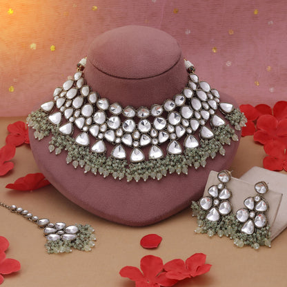 Pistaziengrünes Kundan-Halsketten-Set für elegantes Ethno-Outfit
