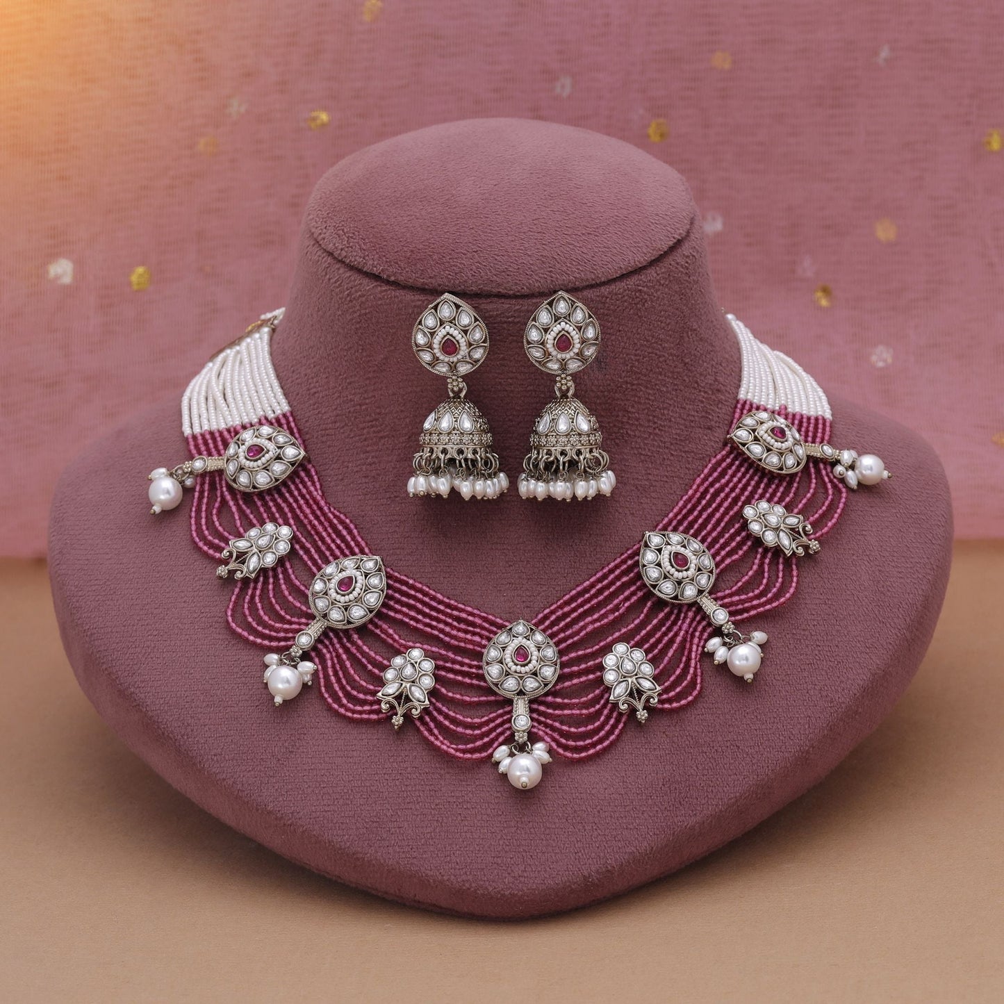 Kundan-Halskettenset in Magenta mit leuchtendem, königlich-festlichem Finish