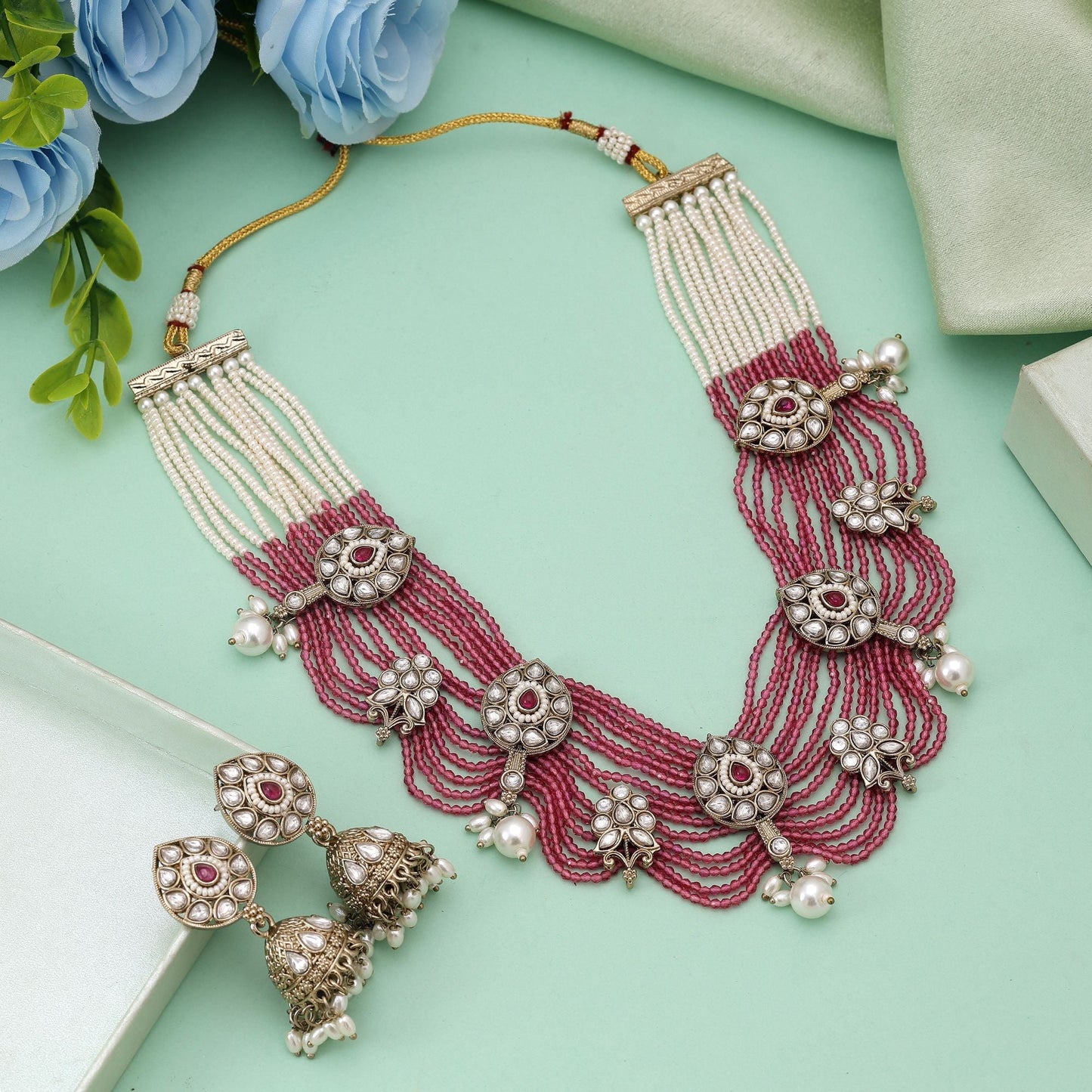 Kundan-Halskettenset in Magenta mit leuchtendem, königlich-festlichem Finish