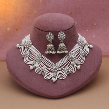 Weißes Kundan-Halsketten-Set mit minimalistischem und doch royal-ethnischem Flair