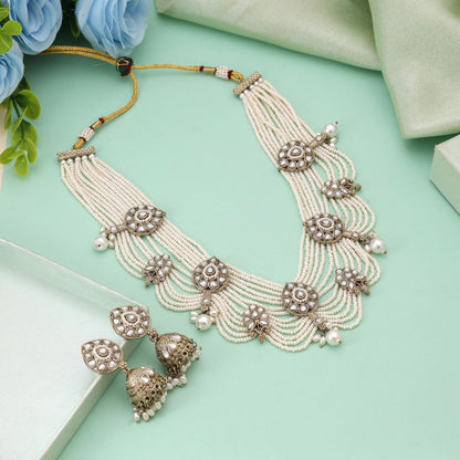 Weißes Kundan-Halsketten-Set mit minimalistischem und doch royal-ethnischem Flair