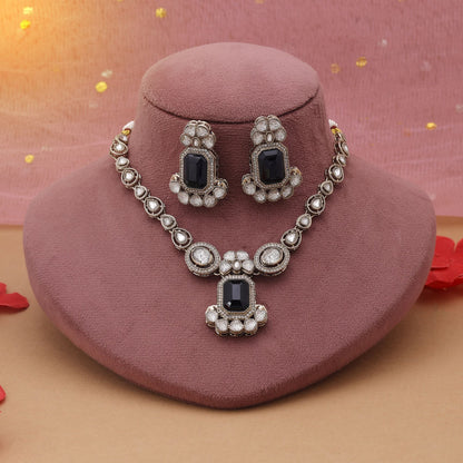 Schwarzes Kundan-Halsketten-Set mit kräftigem Kontrast und hochwertigem Design