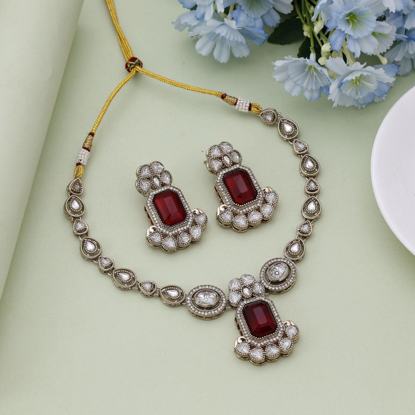 Maroonfarbenes Kundan-Halsketten-Set mit edlem Finish für die ethnische Mode