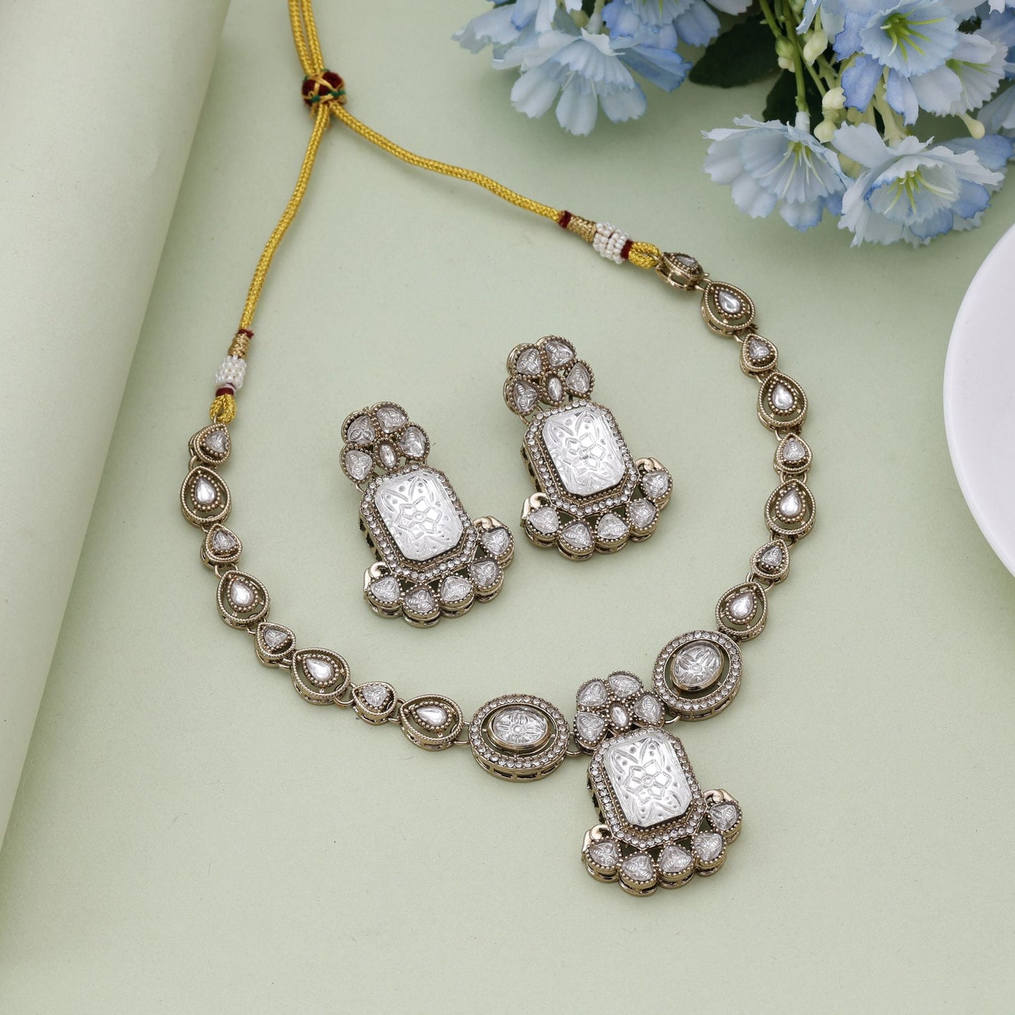 Weißes Kundan-Halsketten-Set für zeitlose, traditionelle Eleganz