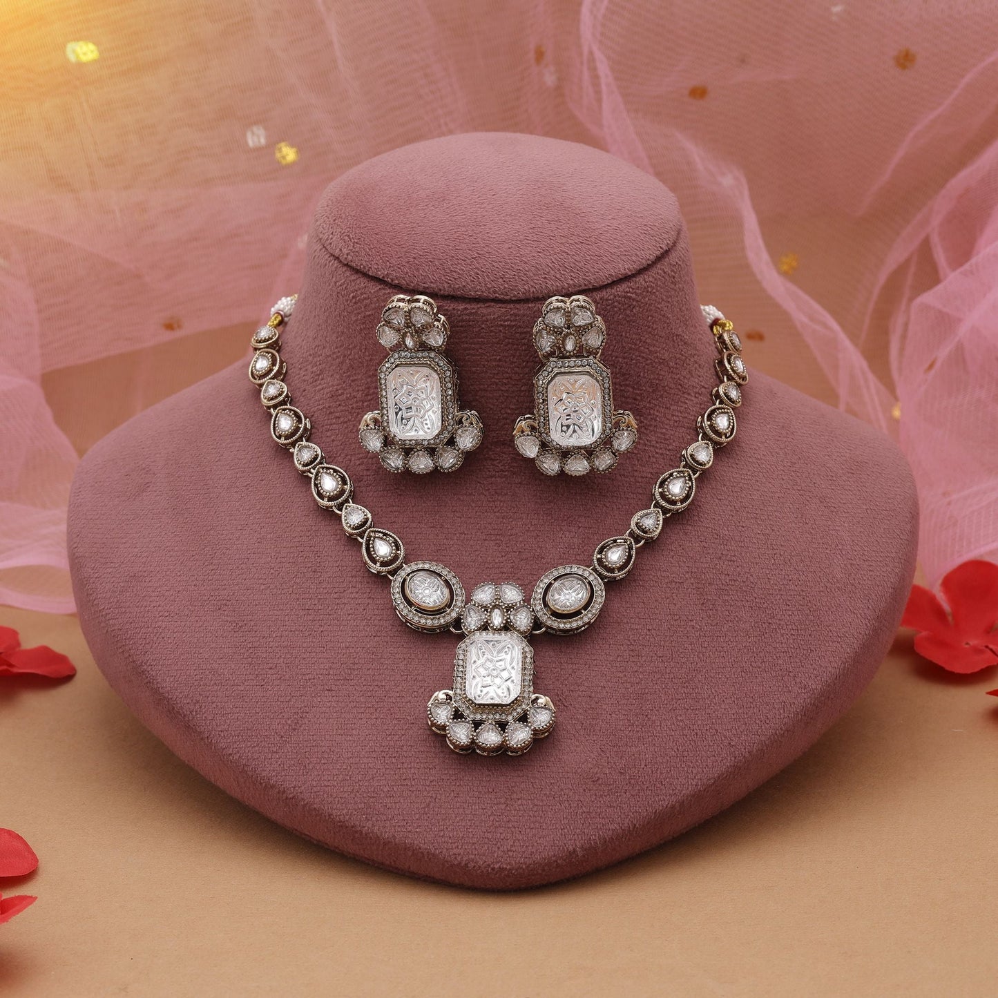 Weißes Kundan-Halsketten-Set für zeitlose, traditionelle Eleganz