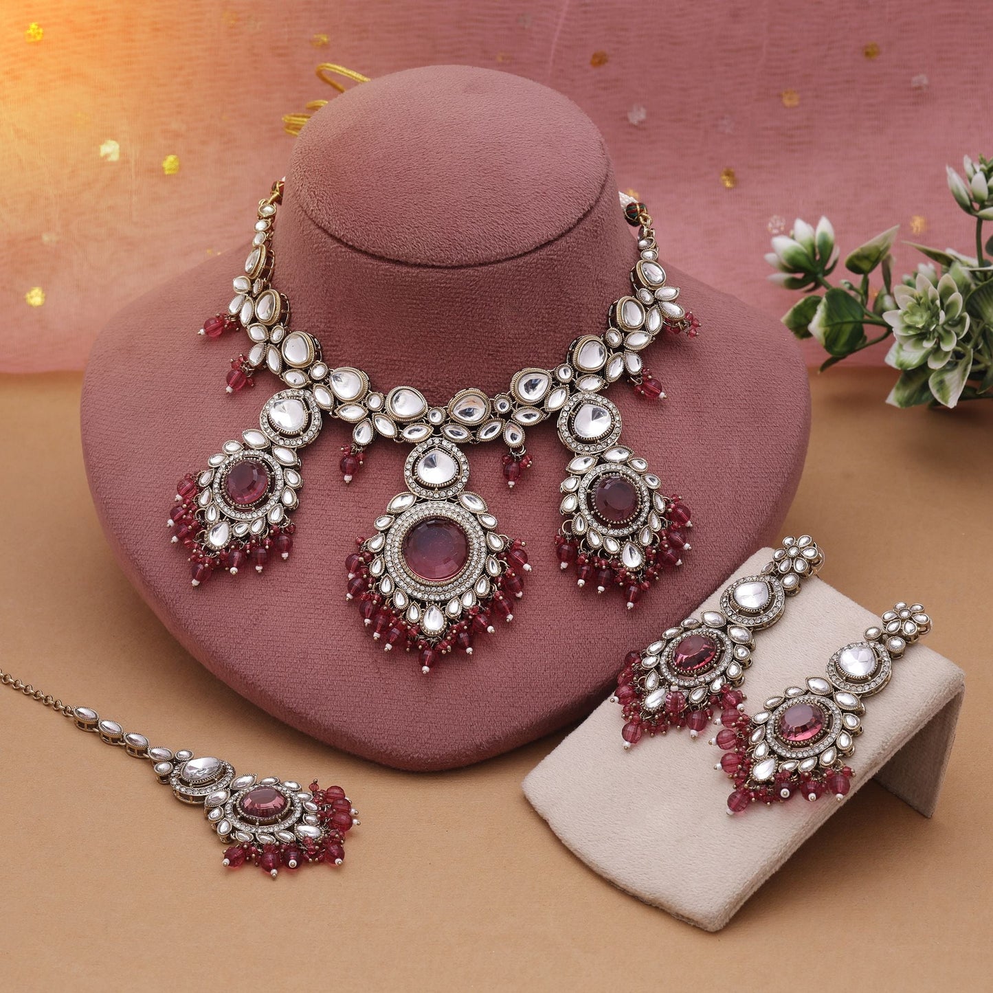 Kundan-Halskette in Magenta mit königlichem Farbton und festlichem Charme