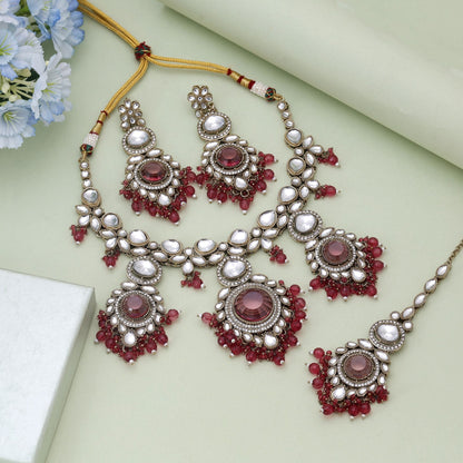 Kundan-Halskette in Magenta mit königlichem Farbton und festlichem Charme