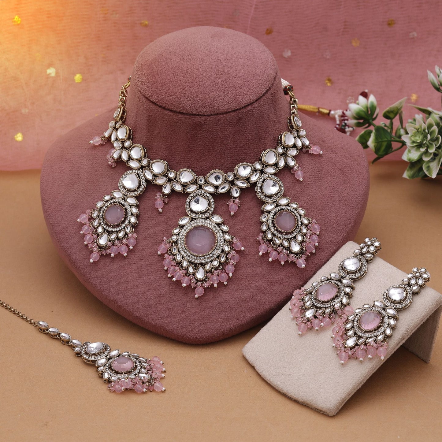 Pinkfarbenes Kundan-Halsketten-Set im modern-traditionellen Stil