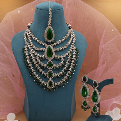 Grünes Kundan-Halsketten-Set mit reicher ethnischer Handwerkskunst