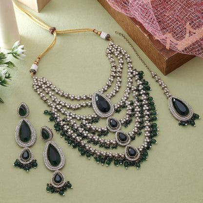 Grünes Kundan-Halsketten-Set mit reicher ethnischer Handwerkskunst