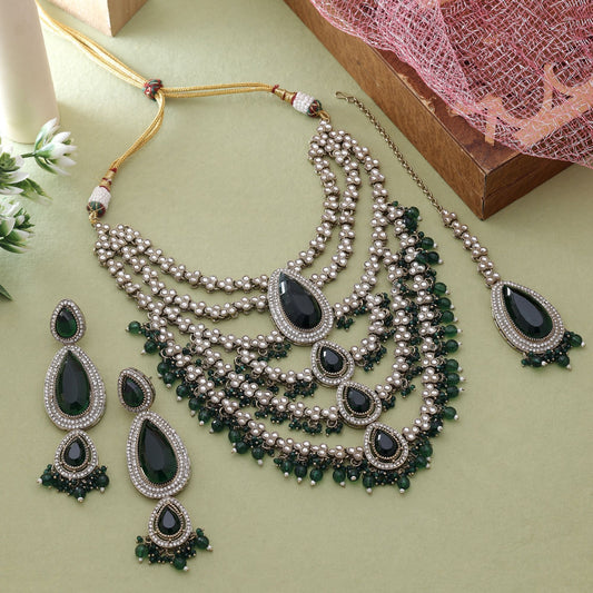 Grünes Kundan-Halsketten-Set mit reicher ethnischer Handwerkskunst