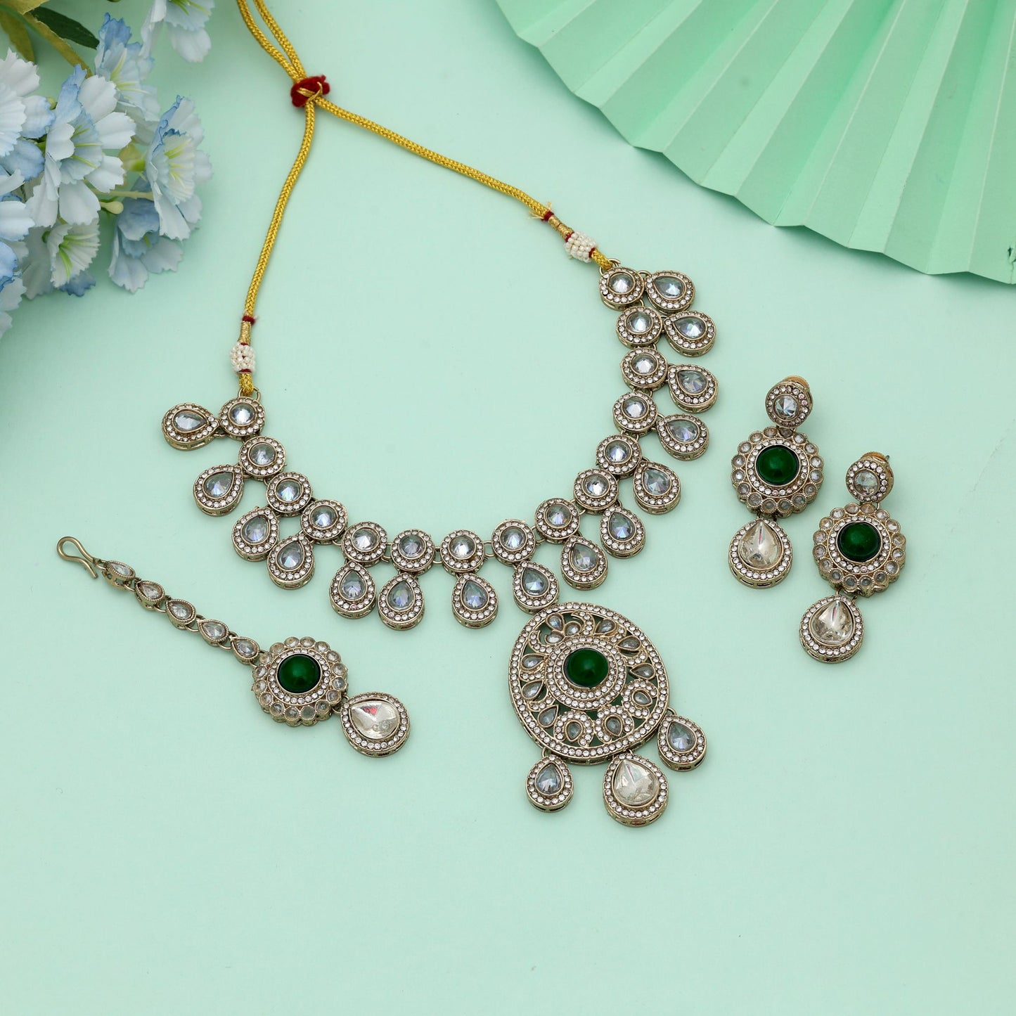 Grüne Kundan-Halskette, elegant, festlich, traditioneller Schmuck mit königlichem Flair