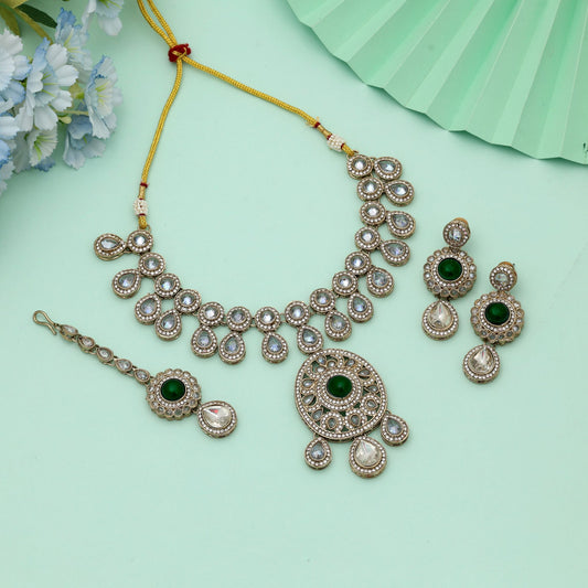 Grüne Kundan-Halskette, elegant, festlich, traditioneller Schmuck mit königlichem Flair