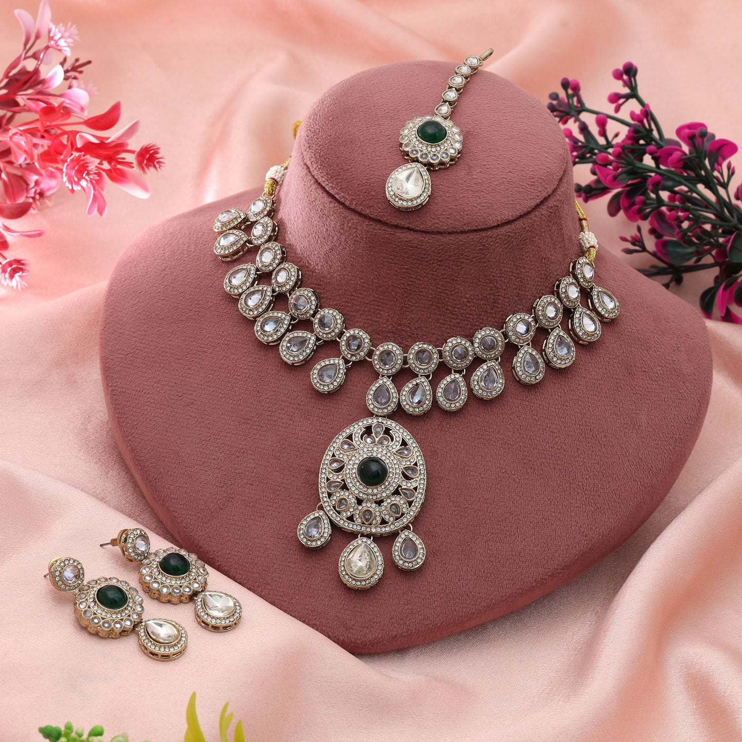 Grüne Kundan-Halskette, elegant, festlich, traditioneller Schmuck mit königlichem Flair