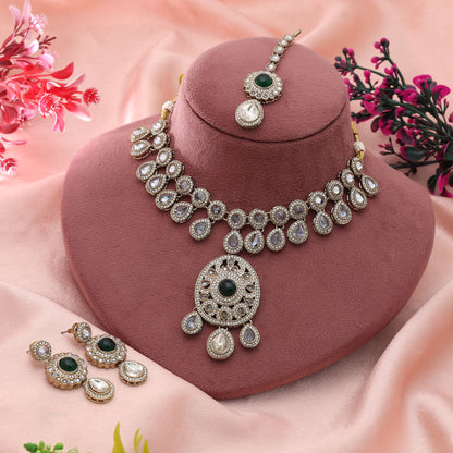 Grüne Kundan-Halskette, elegant, festlich, traditioneller Schmuck mit königlichem Flair