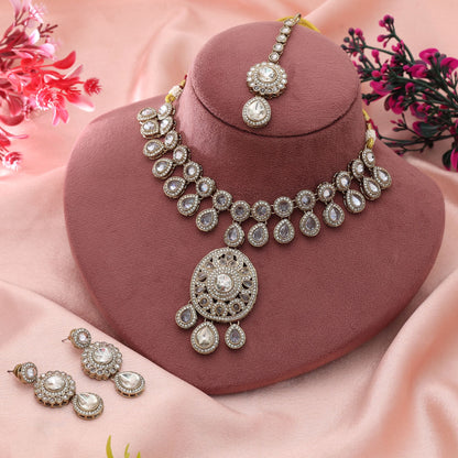 Weißfarbenes Kundan-Halsketten-Set, stilvolle ethnische Brautmode, zeitloses Schmuckdesign