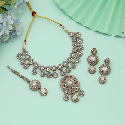 Weißfarbenes Kundan-Halsketten-Set, stilvolle ethnische Brautmode, zeitloses Schmuckdesign