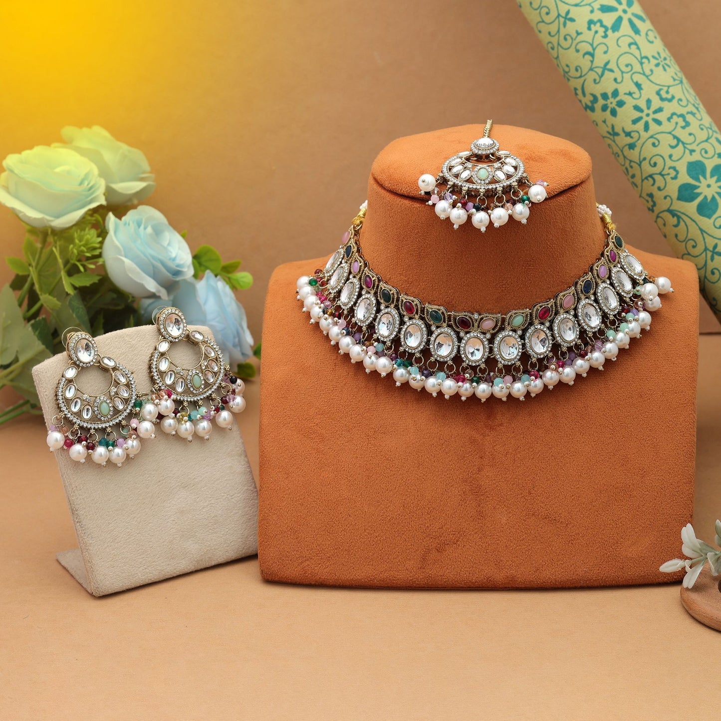 Lebendiges Multicolor-Kundan-Halskettenset Festliche Anlass Premium-Design-Kollektion