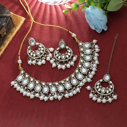 Charmantes weißes Kundan-Halsketten-Set – zeitlose Brautmoden-Kollektion