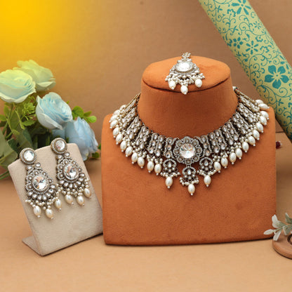 Klassisches, weißes Kundan-Halsketten-Set Elegante Kollektion für besondere Anlässe