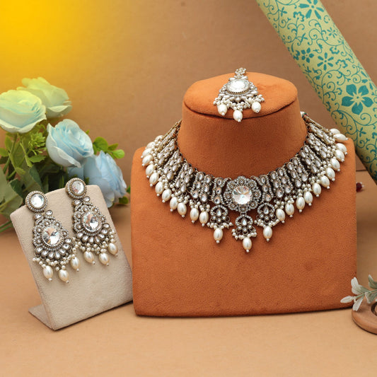 Klassisches, weißes Kundan-Halsketten-Set Elegante Kollektion für besondere Anlässe