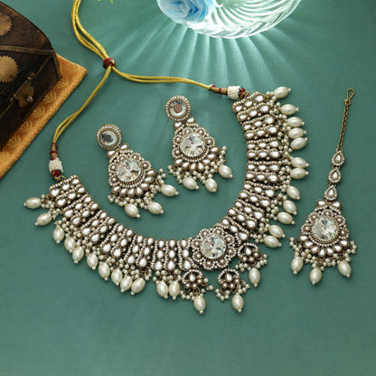 Klassisches, weißes Kundan-Halsketten-Set Elegante Kollektion für besondere Anlässe