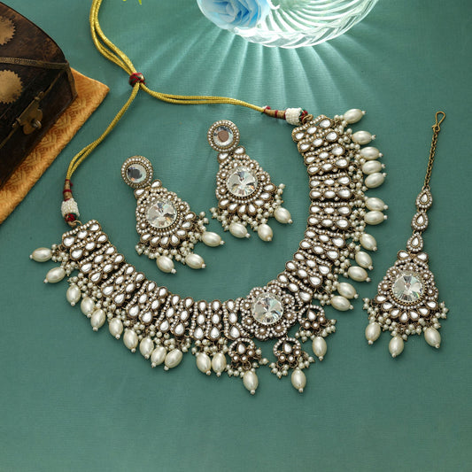 Klassisches, weißes Kundan-Halsketten-Set Elegante Kollektion für besondere Anlässe
