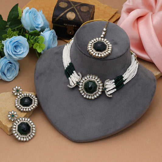 Halskette mit Choker und Kundan in leuchtendem Grün Elegante Stilkollektion
