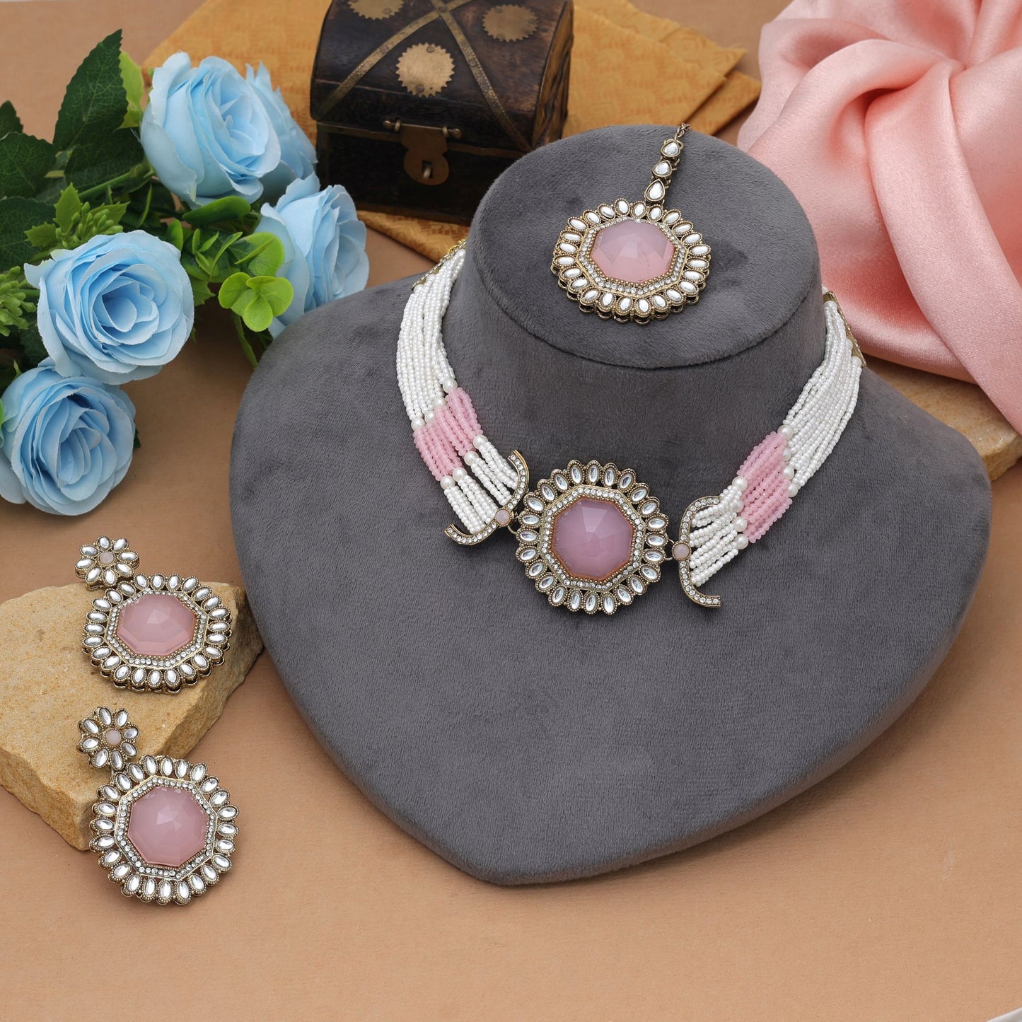 Halskette im Choker-Stil mit Kundan-Steinen in zartem Pink – Brautkollektion