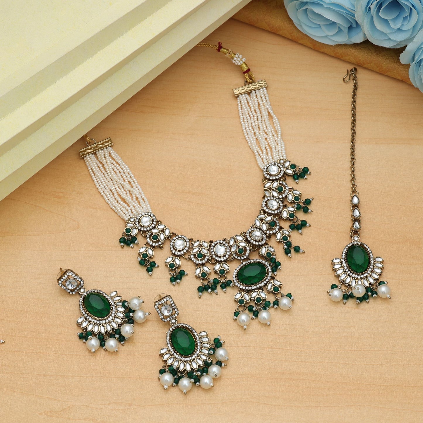 Klassisches grünes Choker-Kundan-Halsketten-Set mit aufwendigem ethnischem Braut-Artwork