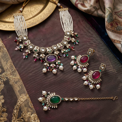 Atemberaubendes, mehrfarbiges Choker-Kundan-Halskettenset mit lebendiger, traditioneller Steinverzierung
