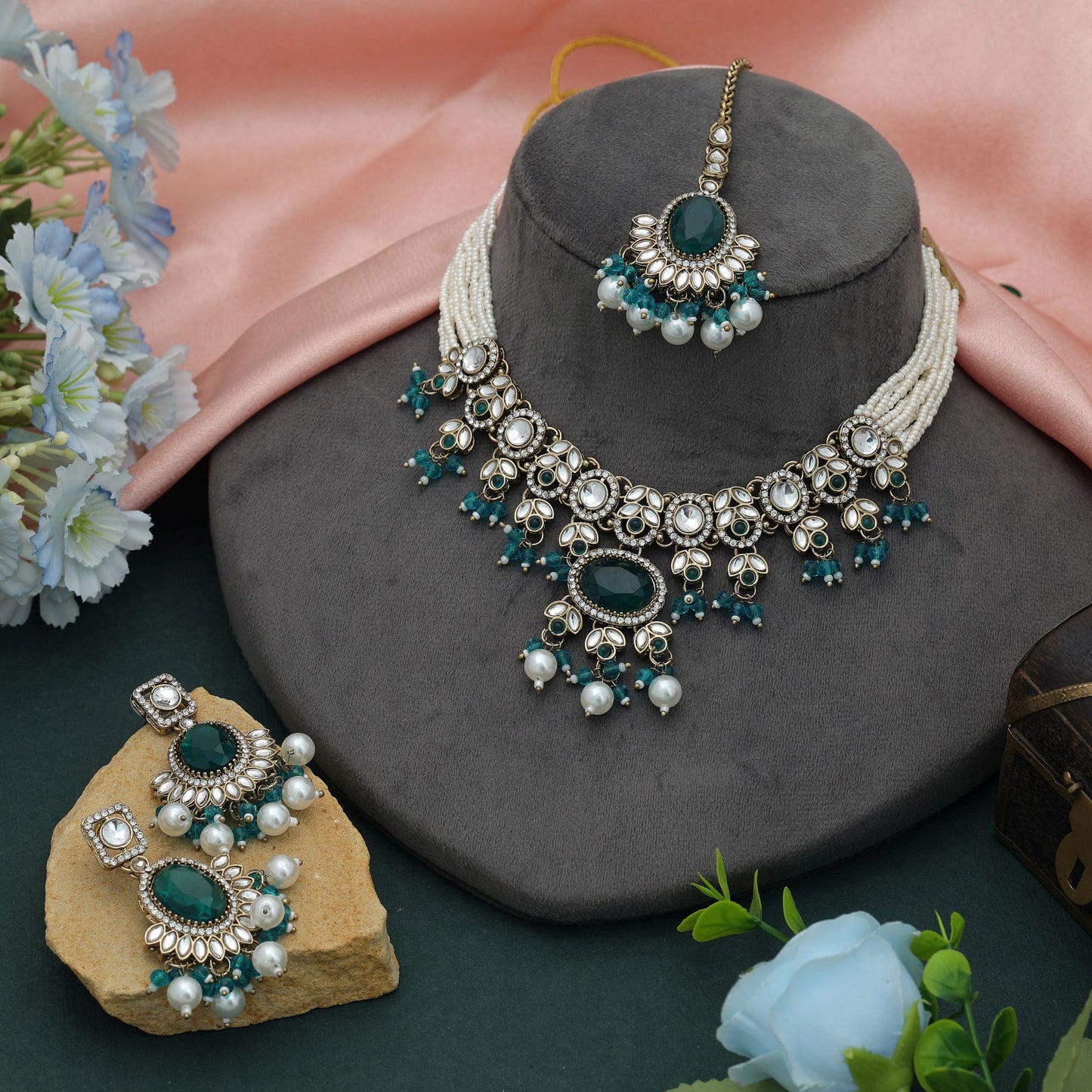 Anmutiges Choker-Kundan-Halsketten-Set in Rama-Grün für festliche und traditionelle Anlässe