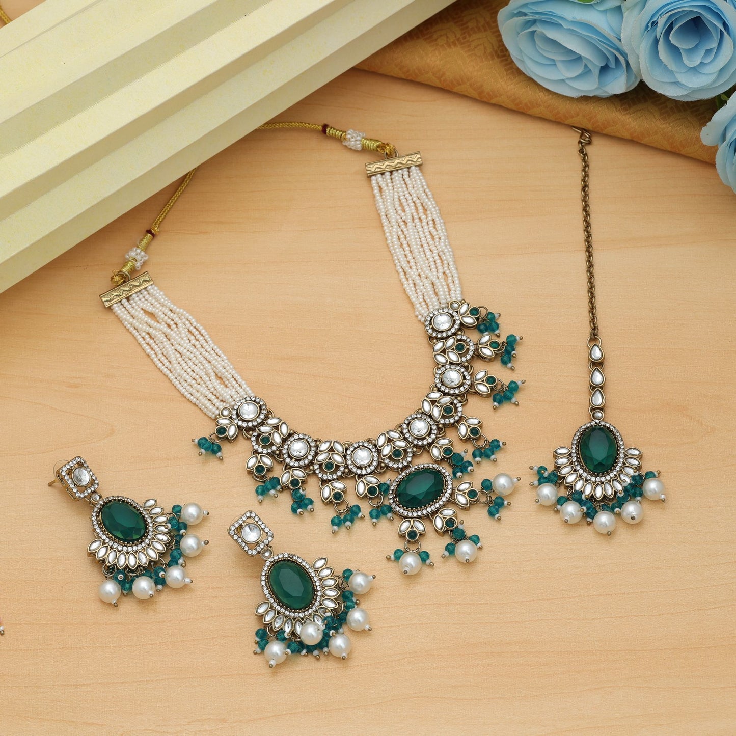 Anmutiges Choker-Kundan-Halsketten-Set in Rama-Grün für festliche und traditionelle Anlässe