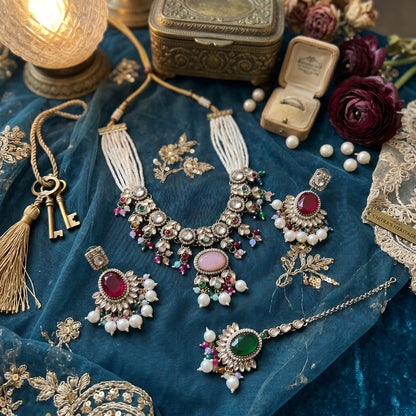 Halskette mit mehrfarbigem Choker und Kundan-Besatz im hochwertigen festlichen Ethno-Design