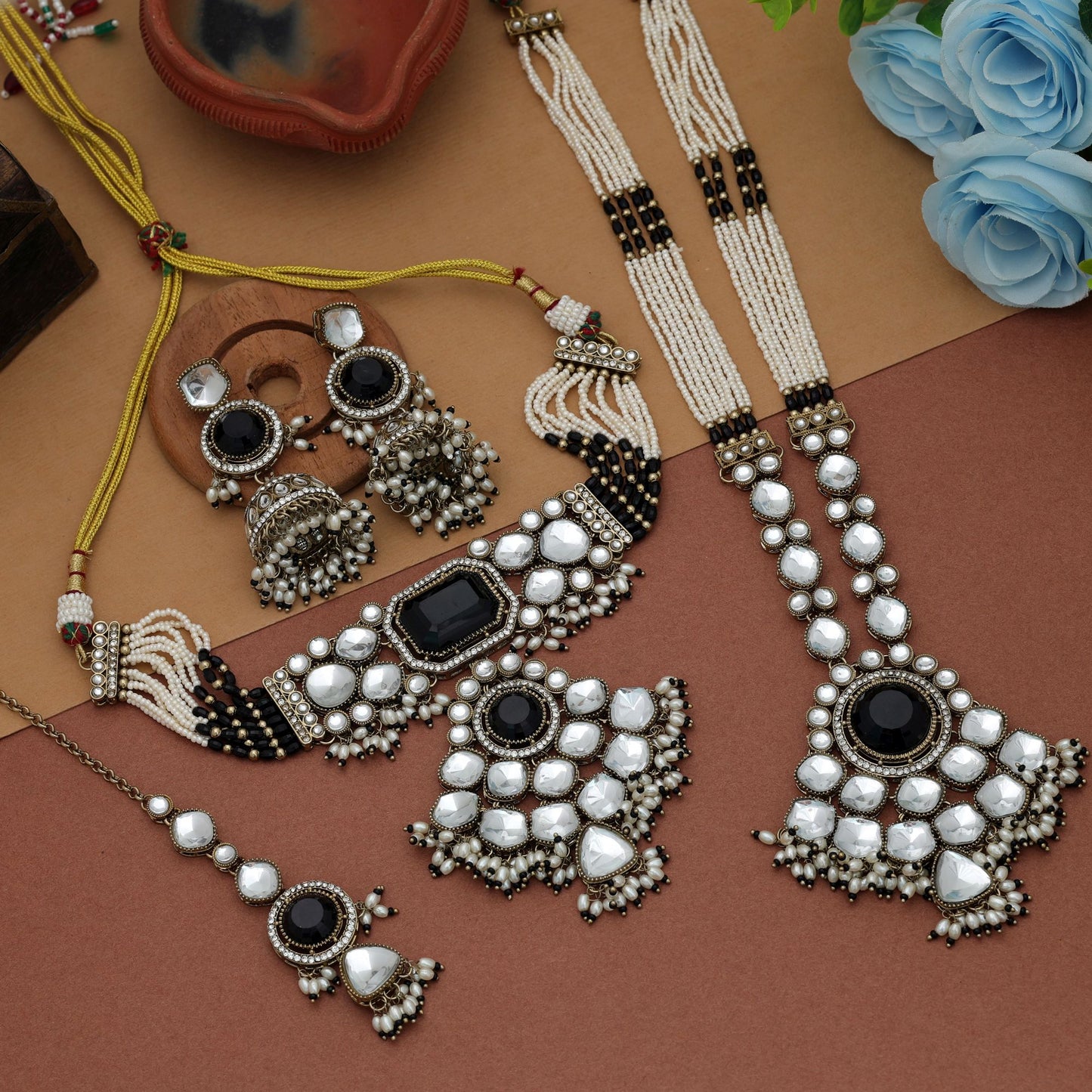 Exklusives langes und kurzes Kundan-Halsketten-Set in Schwarz mit königlichem Stein-Design