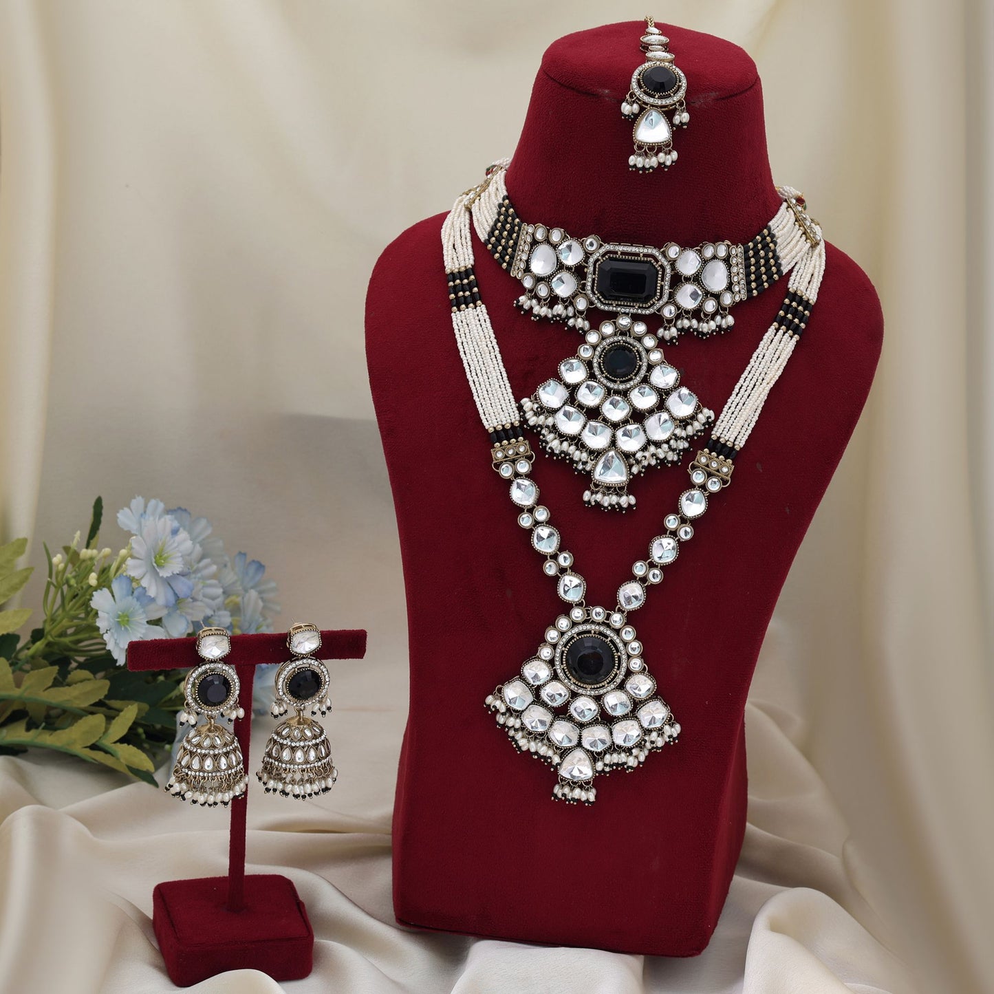 Exklusives langes und kurzes Kundan-Halsketten-Set in Schwarz mit königlichem Stein-Design