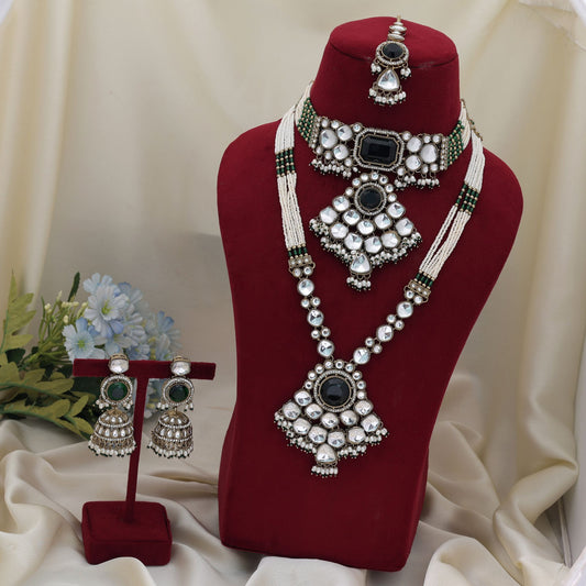 Premium grüner langer und Choker-Kundan-Halskettensatz mit traditioneller Handwerkskunst