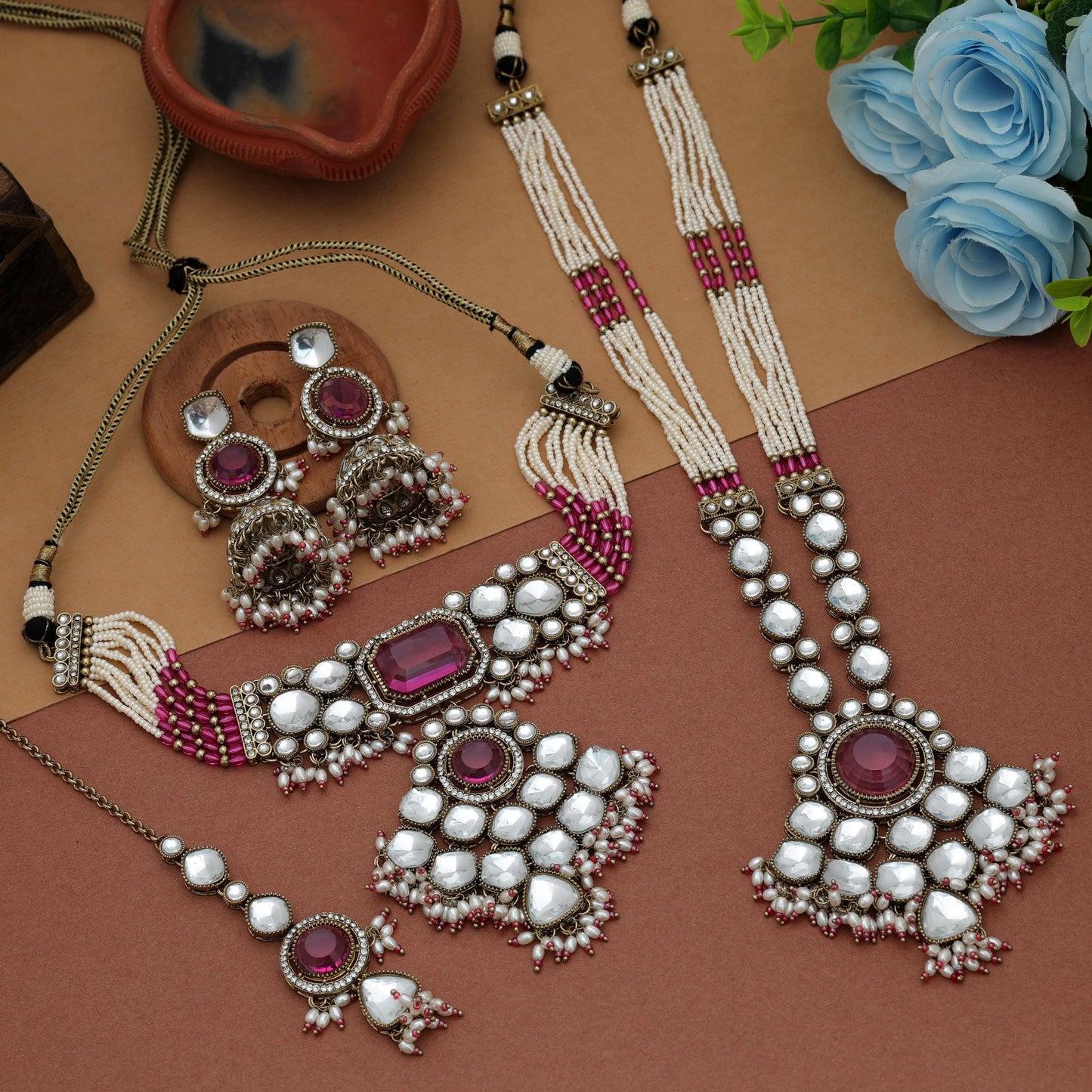 Luxuriöses, langes und Choker Kundan-Halsketten-Set in Magenta mit königlich-ethnischem Stil