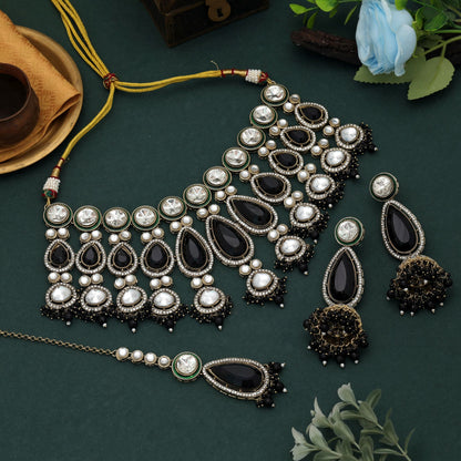 Elegantes schwarzes Kundan-Halsketten-Set mit edlen traditionellen Steinverzierungen