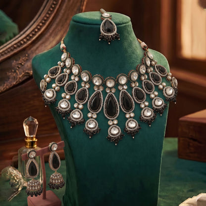 Elegantes schwarzes Kundan-Halsketten-Set mit edlen traditionellen Steinverzierungen