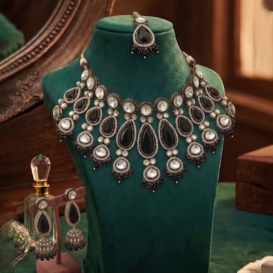 Elegantes schwarzes Kundan-Halsketten-Set mit edlen traditionellen Steinverzierungen